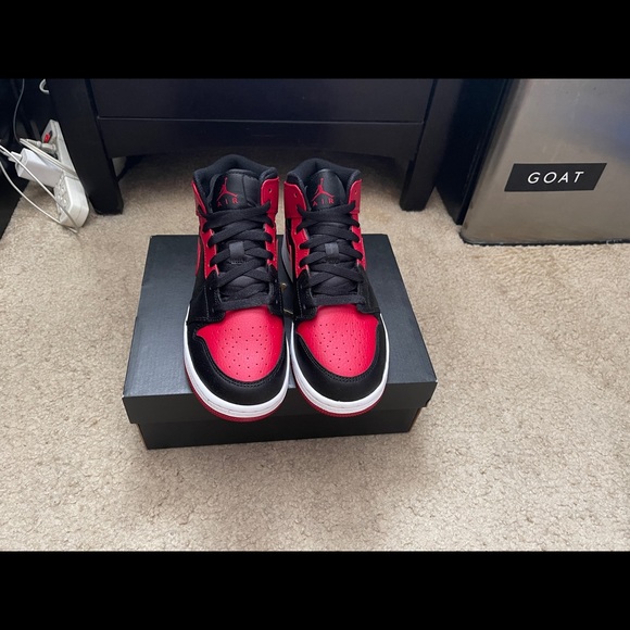 New Jordan 1 Mid - Picture 3 of 7